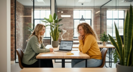 Realtime prijsservice workflow bespreken, twee collega’s aan tafel met laptop