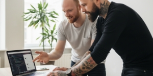 Grafisch ontwerpbureau ontwerpt brochures en pitch decks, consistent met merkidentiteit en logo laten ontwerpen