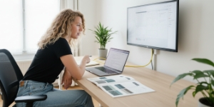 Grafisch ontwerpbureau levert stijlgidsen en componentbibliotheken zodat developers snel bouwen aan merkidentiteit