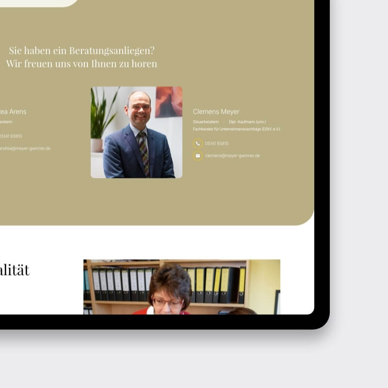 Website voor belastingadvieskantoor met contactblok en portret van belastingadviseur bij Meyer & Gwinner