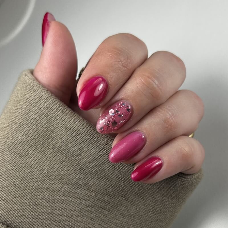 Hand met roze glitter gel polish, werk van UpNailz nagelsalon Zwolle