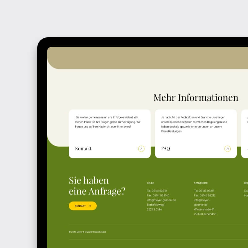 Website voor belastingadvieskantoor met contactblok en extra informatie in de footer