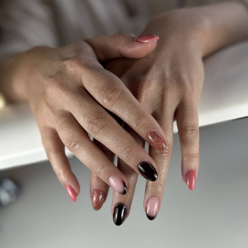 Gemanicuurde handen met kleurrijke nail art door UpNailz, nagelsalon website laten maken