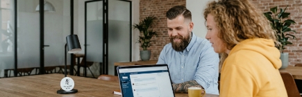 Overleg over managed webhosting en website onderhoud in modern Zwolle kantoor