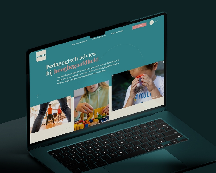 Laptopmock-up van de Dotado-homepage voor hoogbegaafdheid coaching en onderzoek