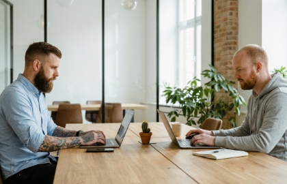 Twee frontend developers werken zij aan zij op code-editor en browserpreview in Zwols kantoor