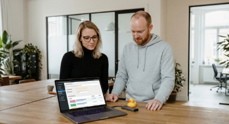 WordPress beheerscherm met privacy-instellingen en pluginlijst, details vaag, rustige bureau vibe