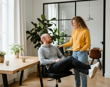 Twee collega's bespreken een custom website development project in een modern Zwolle kantoor