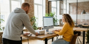 Website migratie zonder downtime, team sluit nieuwe VPS hosting setup aan in Zwolle kantoor voor hosting en beheer