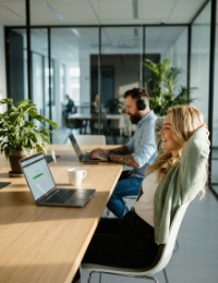 Medewerker viert rustig de livegang van headless CMS project aan bureau in Zwolle kantoor