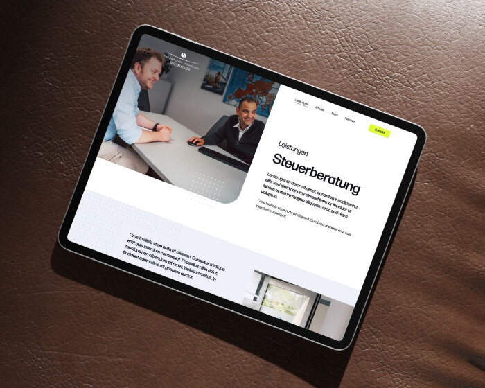 Website voor belastingadviseur op tablet met strak en modern ontwerp