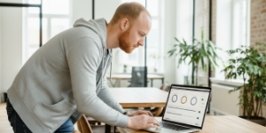 Developer analyseert LiteSpeed hosting performance en Core Web Vitals in analytics interface op MacBook Air