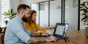 WooCommerce SEO: productpagina optimalisatie met URL- en schema-blokken als abstracte UI, Core Web Vitals focus