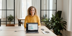 Medewerker plant teamagenda via samenwerkingstool in zakelijke e-mailhosting suite op MacBook Pro in Zwolle