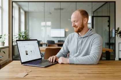 Developer werkt aan een Shopify-thema-editor als onderdeel van e-commerce CMS ontwikkeling