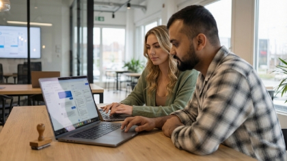 Developer wijst klant op uitvalrisico tijdens webdesign Amsterdam review, kantooromgeving