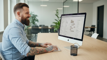 Developer bouwt apps that scale op een iMac in een modern custom website development studio in Zwolle