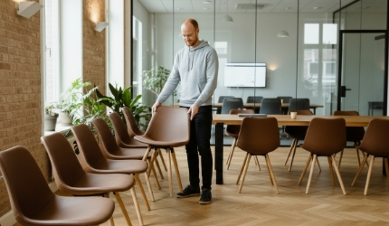 Medewerker plaatst extra stoel aan rij als metafoor voor geautomatiseerde marketingflows, white label WooCommerce development