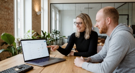 Scherm met WCAG 2.2 checklijst en toegankelijkheidsiconen tijdens website redesign