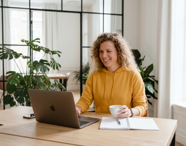 Bureauhouder op videogesprek over white label webdesign bureau samenwerking, thuiskantoor omgeving