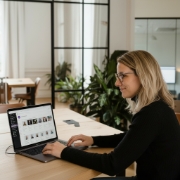 Developer gebruikt trackpad bij MacBook Pro met WooCommerce productpaneel, maatwerk WooCommerce webshop uitbesteden