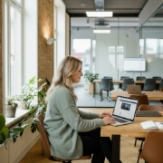 Medewerker bouwt modulair rek in Zwolse kantoor als metafoor voor maatwerk WordPress website bureau uitbesteden