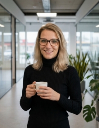 Medewerker verplaatst kaart in wandgrid als metafoor voor aanpassen WordPress paginasjablonen, white label webdevelopment