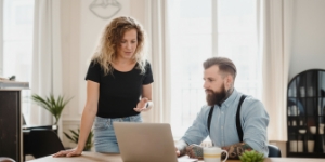 Vrouw legt DNS-instellingen uit op een whiteboard, domeinregistratie visueel toegelicht