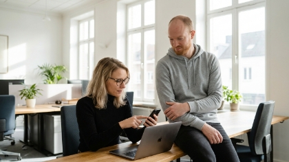 native-app-op-laptop.jpgDrie collega's beoordelen PWA versus native app resultaten op laptop, één met gekruiste armen op de achtergrond