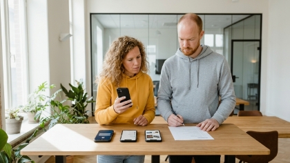 Twee collega's controleren iPhone app ontwikkelen op meerdere apparaten voor App Store-indiening