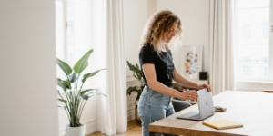 Vrouw stelt WHOIS-privacy in op laptop voor domeinregistratie