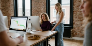 Twee collega's bekijken PageSpeed-waterfall op iMac tijdens performance-audit