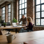 Scopegesprek over website laten maken Rotterdam, twee collega's aan tafel met laptop in industrieel kantoor