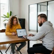Scopegesprek over website laten maken Utrecht, twee mensen aan tafel met laptop