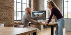 Collega's vergelijken originele en gecomprimeerde afbeelding op Apple Studio Display