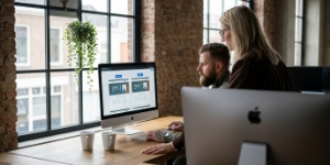 conversie-optimalisatie team vergelijkt A/B-test varianten naast elkaar op iMac