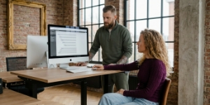 Ontwikkelaar en redacteur bekijken kop-structuur in CMS op iMac