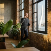 Projectmanager Studio Ubique belt over webdesign Rotterdam project, Erasmusbrug zichtbaar door raam