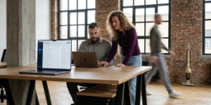 Ontwikkelaar en collega lopen WordPress plugin-lijst door op MacBook