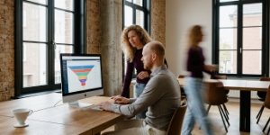 Team brengt conversie-funnel en drop-offs in kaart op iMac