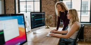 Teamleden monitoren server-performance en TTFB op iMac-terminal