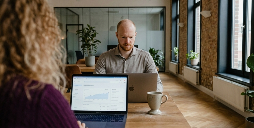 Marketeer die naar een positietracker kijkt die positie één in Google toont maar geen vermeldingen in AI-gegenereerde antwoorden