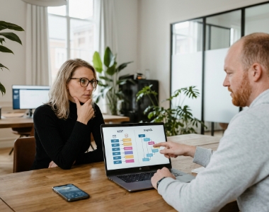 Twee developers vergelijken REST en GraphQL API-integratie op laptop in Zwolle kantoor