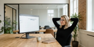 Marketeer bekijkt lege contentplanning op scherm, b2b website zonder contentstrategie na lancering