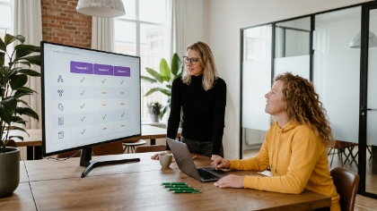 Collega's analyseren back-end framework-audit met vergelijkingsmatrix op scherm in Zwolle