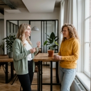 Collega's bespreken back-end stackkeuze bij staantafel in Zwolle kantoor