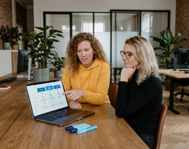 Twee developers vergelijken MySQL, PostgreSQL en MongoDB database-oplossingen op laptop in Zwoll