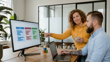 Collega's vergelijken MySQL, PostgreSQL en MongoDB database-oplossingen met adviesdiagram in Zwolle