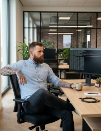 Developer wacht rustig op Node.js deploy-resultaat bij terminal op scherm in Zwolle kantoor