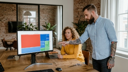 Team analyseert front-end bundlegrootte met treemap-audit voor codesplitsing in Zwolle kantoor